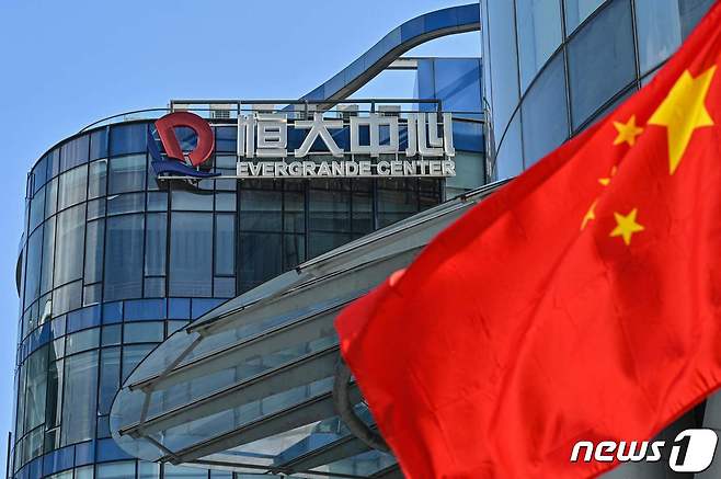 21일(현지시간) 중국 상하이 소재 부동산 개발업체 헝다그룹(에버그란데) 본사 건물 앞에 오성홍기가 펄럭이고 있다. 2021.09.22 © AFP=뉴스1