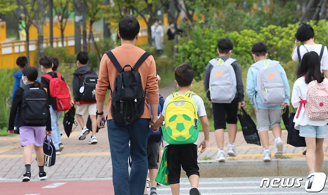 경기 화성 한 초등학교에서 학생들이 등교하고 있다. 2021.9.6/뉴스1 © News1 김영운 기자