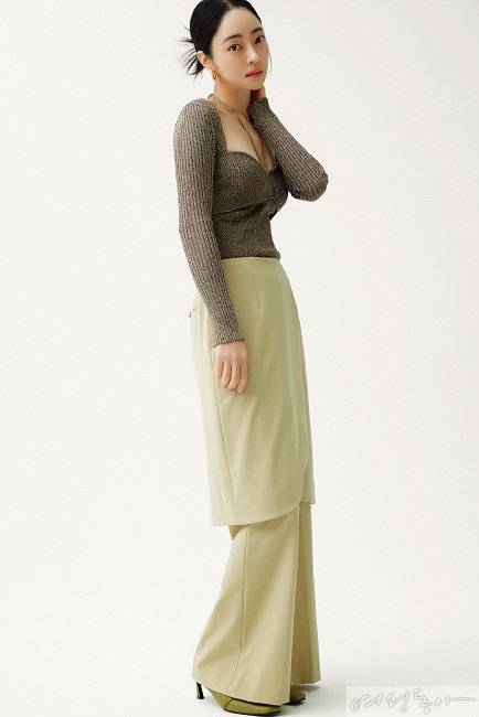 니트 톱 조나단심카이by네타포르테. 스커트팬츠 렉토. 이어링 비올리나. 슈즈 레이크넨.