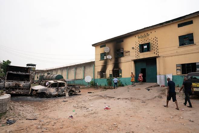 지난 4월 무장괴한 습격 후 집단 탈옥 사태가 발생한 나이지리아 남동부 오웨리의 한 교정시설 앞에 불에 탄 차량이 놓여 있다. 집단 탈옥 사태는 최근에도 발생했다./AP연합뉴스