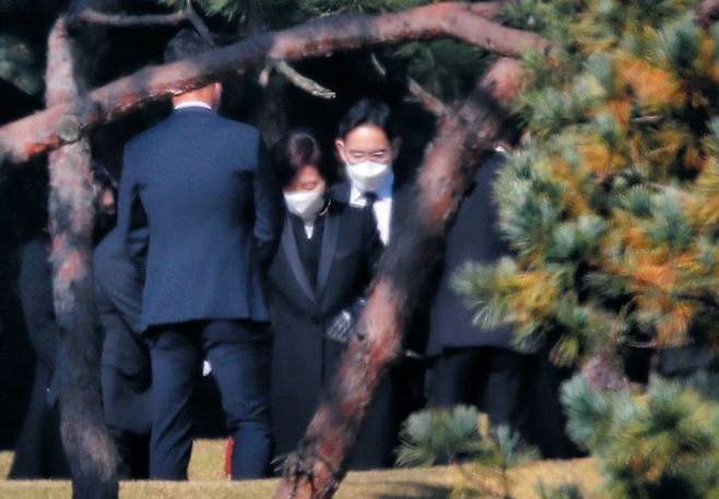 25일 경기도 수원 선영에서 열린 고(故) 이건희 삼성그룹 회장의 1주기 추도식에 부인 홍라희 전 리움미술관장과 장남인 이재용 삼성전자 부회장(오른쪽)이 참석하고 있다. /뉴시스