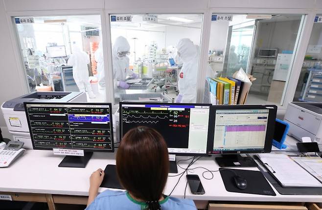 정부는 25일 '코로나19 단계적 일상회복 이행계획 공청회'에서 코로나19 유행 규모가 다시 커지면서 의료체계 여력이 위험한 경우 일상회복 전환을 중단하고 유행을 안정화하기 위한 비상계획을 실시하겠다고 밝혔다. 사진은 경기북부의 코로나19 거점 전담병원인 경기도 고양시 국민건강보험 일산병원 코로나 중증 병동. 연합뉴스 제공