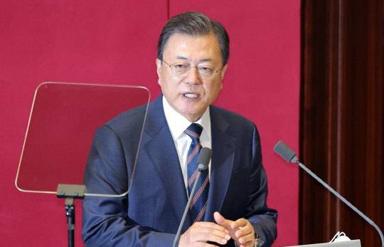 문재인 대통령이 25일 서울 여의도 국회 본회의장에서 2022년도 예산안 시정연설을 하고 있다. <연합뉴스>