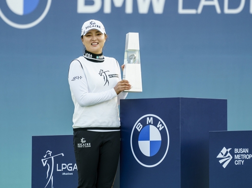 2021년 미국여자프로골프(LPGA) 투어 BMW 레이디스 챔피언십에서 임희정을 제치고 우승을 차지한 고진영 프로가 우승 트로피를 들고 있는 모습이다. 사진제공=BMW 코리아