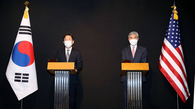 Noh Kyu-duk, special representative for Korean Peninsula Peace and Security Affairs, and Sung Kim, US special representative for North Korea, hold a press conference following a morning meeting at a hotel in central Seoul on Sunday. (pool photo)