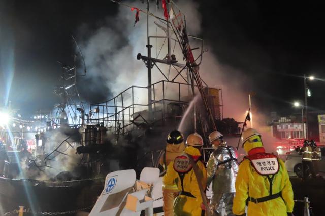 목포해경이 지난 8일 목포항에 정작중이던 선박에서 화재가 발생, 긴급 진화에 나서고 있다. 목포해양경찰서 제공