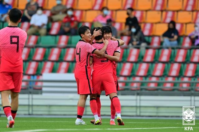 U23 대표팀 이규혁이 25일 싱가포르 잘란 베사르 스타디움에서 열린 2022 U-23 아시안컵 예선 필리핀과의 경기에서 선제골을 터뜨린 뒤 동료들과 기쁨을 나누고 있다. 대한축구협회 제공