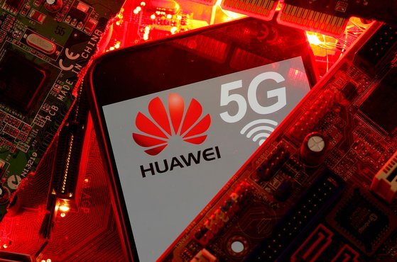 화웨이는 미·중 기술 패권의 상징이다. 미국은 5G 이동통신 장비분야 세계시장을 주도하고 있는 중국기업 화웨이에 대해 트럼프 전 행정부 시절부터 견제를 시작했다. [로이터=연합뉴스]