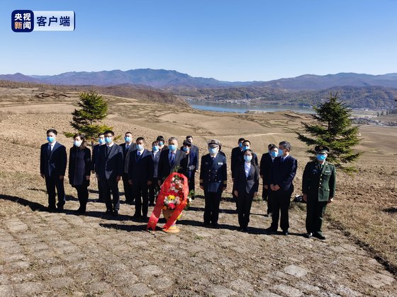 리진쥔 주북한 중국대사와 중국 대사관 직원들이 23일 북한 함경남도 장진호 전투 현장에 조성된 중국군 묘지를 찾아 헌화하고 있다. [사진=앙시망]