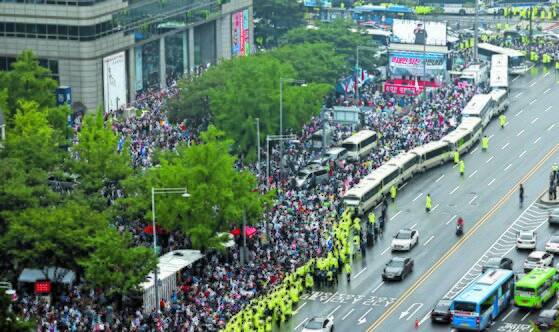 지난해 8월 15일 오후 서울 광화문 동화면세점 앞에서 보수단체들이 주최한 ‘문재인 정권 규탄’ 집회가 열렸다. 서울시는 집회를 불허했으나 법원이 이곳과 을지로입구역 등 두 곳의 집회를 허용하면서 인파가 몰렸다. [연합뉴스]