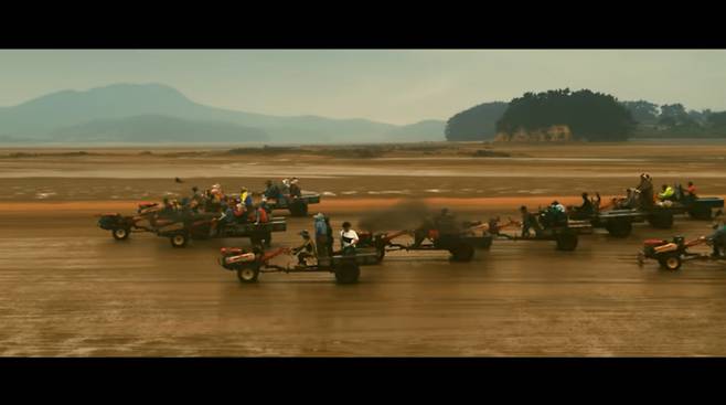 한국관광공사가 지난달 공개한 ‘Feel the Rhythm of Korea’ 시즌2 중 충남 서산편 영상의 한 장면. 영화 <매드맥스>의 장면을 ‘머드맥스’로 패러디했다. 유튜브 화면 갈무리