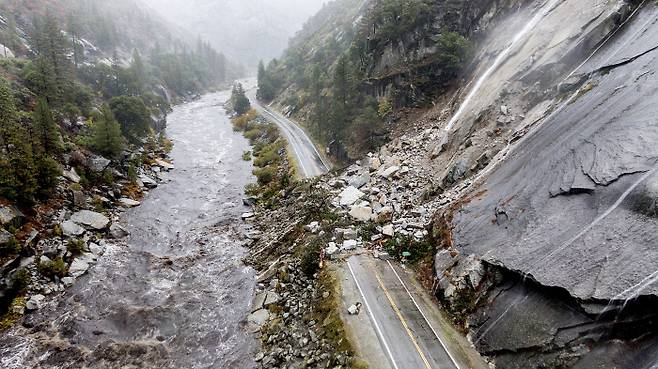 대형 산불 ‘딕시’로 큰 피해를 입은 미국 캘리포니아주 플루머스 카운티에 24일(현지시간) 폭우가 쏟아지자 산에서 흘러내린 암석과 토양이 고속도로를 뒤덮고 있다. 플루머스 카운티 | AP연합뉴스