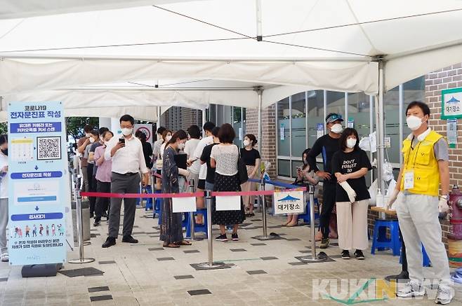 서울 마포구보건소 코로나19 선별검사소에서 피검자들이 줄을 서 있다. 사진=박효상 기자