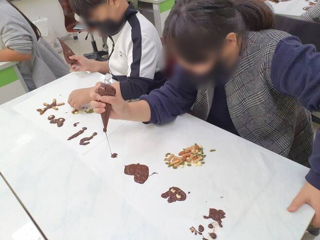세종시 학생들이 초콜릿 공예 진로문화체험 프로그램에 참여하고 있다.