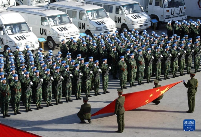 2003년 12월 중국 평화유지군이 라이베리아로 출국하기 전 중국 국기를 향해 선서하고 있는 모습. 신화통신