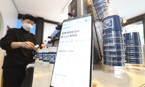 서울시 동작구의 KT 고객센터에서 직원들이 AI 상담 내용을 모니터링 하고 있다. [사진 제공 = KT]