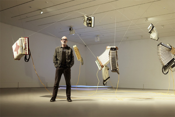 `어번 윈드(URBAN WIND)` 작품 앞에 선 캐나다 출신 미디어 아티스트 허먼 콜겐. [사진 제공 = 파라다이스문화재단]