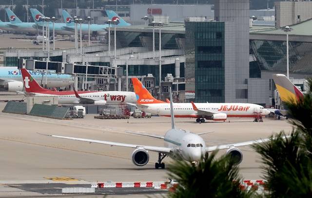 코로나19 백신 국민 접종 완료율이 70%를 돌파한 가운데 내달 '위드코로나'(코로나19와 일상공존)를 앞두고 여행·항공주가 강세다./사진=뉴스1