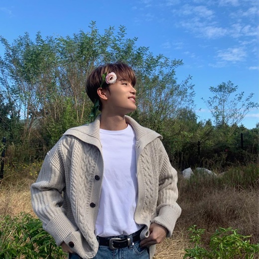 Group NCT member Taeil flaunted his warm visualsTaiil posted several photos on his instagram on the 25th, along with an article entitled Whos Flowering.In the photo, Taeil is smiling cutely with flowers in her head, and Taeils boyfriend looks are eye-catching with her subtle brown hair and pure charm.Taiil wore a beige cardigan over a white T-shirt and paired jeans to complete a soft autumn man atmosphere.Above all, the charm and warm visuals that are full of charm made it impossible to keep an eye on them.Meanwhile, the Regular 3rd album repackage Favorite of group NCT 127, which Taeil belongs to, will be released through various music sites at 6 pm today.
