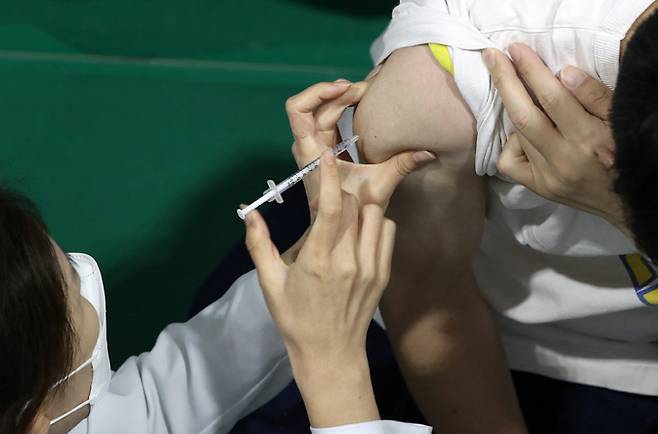 22일 오전 서울 서대문구 북아현문화체육센터에 마련된 신종 코로나바이러스 감염증(코로나19) 백신 예방접종센터에서 시민이 백신접종을 하고 있다. 뉴스1