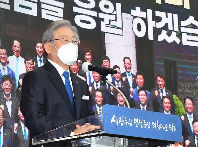 더불어민주당 대선 후보인 이재명 경기도지사가 25일 오후 경기도 수원시 팔달구 경기도의회에서 열린 감사패 수여식에서 인사말을 하고 있다. 뉴스1