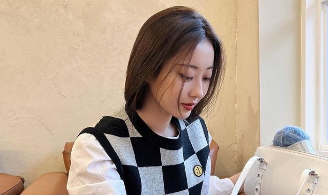 Kyungri revealed her daily life with a pure visual.On the 25th, Kyungri posted several photos on his instagram with the phrase One more good thing.In the photo, Kyungri took a picture wearing a vest with a check pattern. Kyungri, staring somewhere with a soft smile, showed a mysterious charm.In particular, Kyungri showed off his slender body and 11-legged legs without any fuss.On the other hand, Kyungri has challenged the drama through JTBC drama Undercover.Undercover is the story of an Angibu agent who has been hiding his identity for a long time and a human rights lawyer who became the first airborne chief for justice.