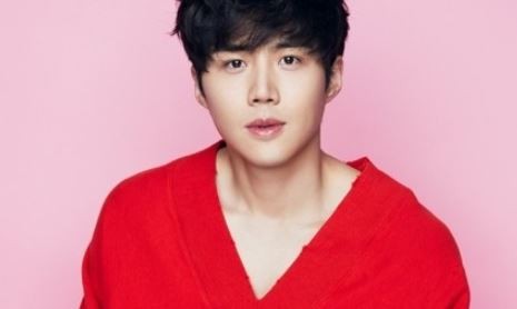 As the netizens who claim to be acquaintance around the Actor Kim Seon-ho incident disclosed their agency contract, the agency explained it.Contract content is a principle of confidentiality between the parties, but we will inform them through agreement with the parties on the ongoing issue, said Kim Seon-ho agency Salt Entertainment on the 25th. We signed a three-year contract until March 2023, he said.In an official position, the agency said, Kim Seon-ho Actor and Salt Entertainment held their first meeting with the introduction of broadcasting officials in July 2018.We decided that it would be difficult for Actor to decide on a company to work with for a long time, so we agreed to discuss the extended contract after working together from September 2018 to September 2019, he said.We should have discussed the extension contract in June 2019, three months before the contract expired, but Actors activities have increased and it has become 2020 while working together with Actor and the company because of the strong trust.At the request of Actor, we signed a recontract for three years from March 2020 to March 23, and we also signed an agreement to automatically extend it for one year if there is no mutual disagreement until March 2027. A netizen, who previously claimed to be Kim Seon-hos acquaintance, claimed that Kim Seon-ho had a temporary contract since October 2021 after signing a three-year exclusive contract with Salt Entertainment from September 2018 to September 2021.Kim Seon-ho has recently been at the center of controversy by his ex-girlfriend disclosing his personal life and has stopped broadcasting.Specializing in Salt Entertainment Official AnnouncementHello, Salt Entertainment.I would like to convey the exact contents regarding the contract period of Kim Seon-ho Actor and Salt Entertainment.First of all, the contents of the contract are informed through agreement with the parties due to the principle of confidentiality between the parties, but the ongoing issues.In July 2018, Kim Seon-ho Actor and Salt Entertainment had their first meeting with the introduction of broadcasting officials.In a short time, Actor decided that it would be difficult to decide on a company to work with for a long time, and after agreeing with each other, we decided to discuss the extension contract after working together from September 2018 to September 2019.After that, we should have discussed the extension contract in June 2019, three months before the contract expired, but Actors activities increased and it became 2020 while working together with Actor and the company.At the request of Actor, we signed a recontract for three years from March 2020 to March 2023, and we also wrote an adjunct agreement that we will automatically extend it for one year if there is no mutual disagreement until March 2027.