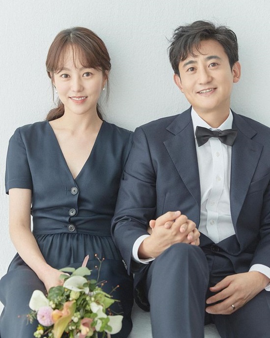 On the 24th, Yoo Da-In and Min Yong-geun invited only close relatives and held a private wedding ceremony.The next day, on the 25th, Yoo Da-In said through his instagram, I finished the wedding well.I would like to thank all those who came to the wedding, those who were willing to participate in our marriage, and those who did not invite but congratulated us yesterday. In addition, director Min Yong-keun said to his instagram, I finished the wedding yesterday. I am sorry and thankful for watching the long ceremony in the outdoors even in cold weather.I will live well with the hearts of all those who congratulated me forever. Earlier in June, the agency, Prain TPC, said, Yoo Da-In actor marries director Min Yong-geun this fall.At the time, Yoo Da-In drew a line that he did not have a second generation.Born in 1984, Yoo Da-In is 38 years old this year and director Min Yong-geun is 46 years old, 1976. The two men overcame the age difference of eight and were cheered by many.Two people who met as actors and directors in the movie Hyehwa, Dong, which was released in February 2011. Min Yong-keun chose the new director, Yoo Da-In, as the main character.Director Min Yong-keun, who has been in a relationship for 10 years, has also revealed his friendship with the special screening of the movie Snobbs starring Yoo Da-In.In addition, it was captured that they went to watch musicals together to support the flexible stones that they learned as Hyehwa, Dong.Yoo Da-In, who made his debut in the drama Bringing Teacher and Star Candy in 2005, performed in the movies Suspect, Snobbs, drama Delicious Life, Doctors and Weightlifting Fairy Kim Bokju.He won a special award for judges at the International Film Festival for the movie I Do not Fire Me, which was released this year. Recently, he filmed Ha Jung-woo and the movie Night.Director Min Yong-keun has worked on Thieve Boy, Hyehwa, Dong and Bicycle Thief, and is currently about to release the movie Soul Mate starring Kim Dae-mi and Jeon So-ni.Photo: Yoo Da-In Instagram