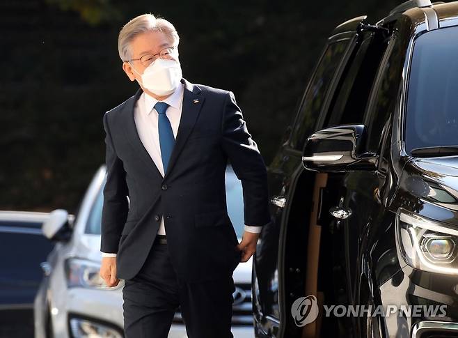 출근하는 이재명 경기지사 (수원=연합뉴스) 홍기원 기자 = 더불어민주당 대선 후보인 이재명 경기도지사가 25일 오전 경기도 수원시 경기도청으로 출근하고 있다.
이 후보는 이날 오전 경기도청에서 기자회견을 열어 경기도지사직에서 중도 사퇴한다. 2021.10.25 xanadu@yna.co.kr