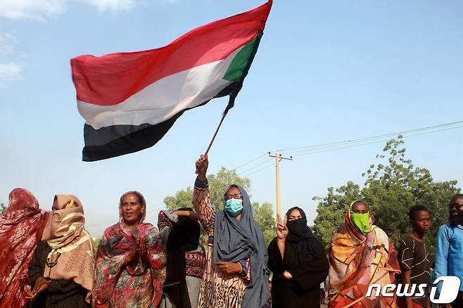 25일 수단 수도 하르툼에서 군부 쿠데타에 반대하는 시위가 일어나고 있다. © AFP=뉴스1