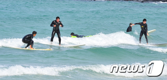 제주시 월정리 해변에서 서핑족들이 서핑을 하고 있는 모습 © News1