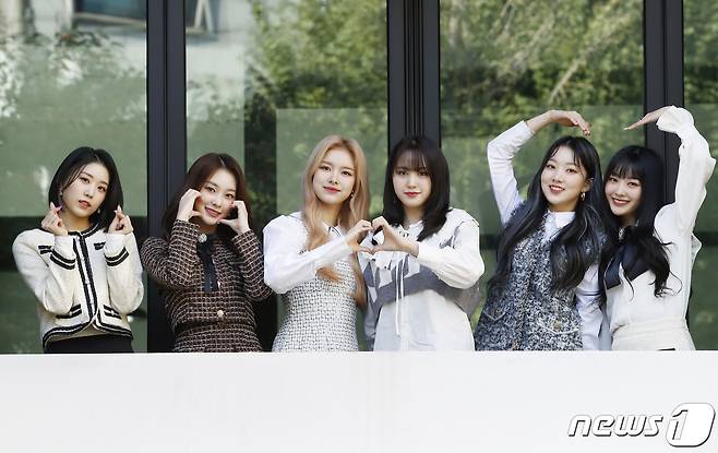 Seoul=) = Group Dream Notes Boni (from left), Lara, Njo, SUMIN, Yuai and Smile pose before an interview near Seoul Mapo-gu.2021.10.26
