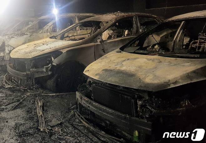 지난 8월 11일, 충남 천안의 한 아파트 지하주차장에서 발생한 화재로 주차된 차량 677대가 전소되거나 그을음 등의 피해를 입었다.© 뉴스1