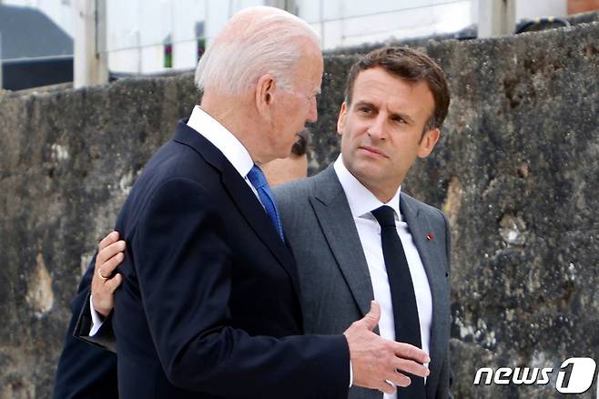 조 바이든 미국 대통령(왼쪽)과 에마뉘엘 마크롱 프랑스 대통령. © AFP=뉴스1