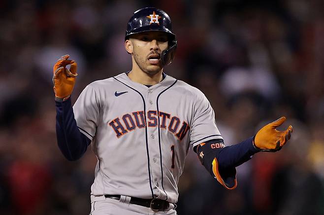 휴스턴 애스트로스 카를로스 코레아는 FA 시장 최대어로 평가받고 있다. 지난 20일(한국시각) 보스턴 레드삭스와의 아메리칸리그 챔피언십시리즈 4차전서 9회초 2루타를 친 코레아. AFP연합뉴스