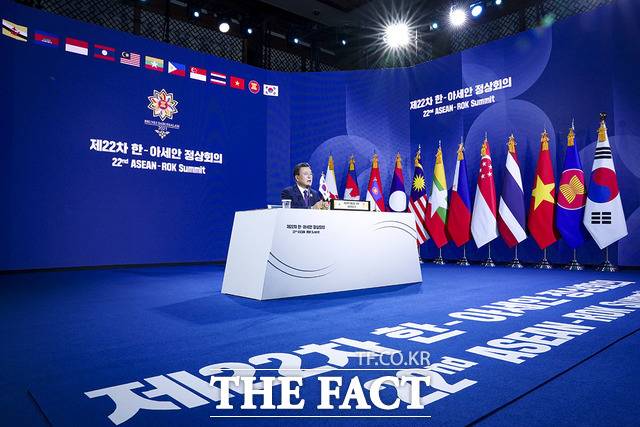 문재인 대통령이 26일 오후 청와대 충무실에서 한-아세안 화상 정상회의에 참석해 발언하고 있다. /청와대 제공