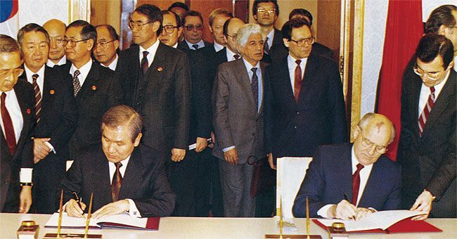 1990년 12월 14일 노태우 대통령과 고르바초프 소련 대통령이 모스크바 크렘린궁에서 ‘대한민국과 소비에트사회주의공화국연방 간 관계의 일반 원칙에 관한 선언’에 서명하고 있다. /조선일보 DB
