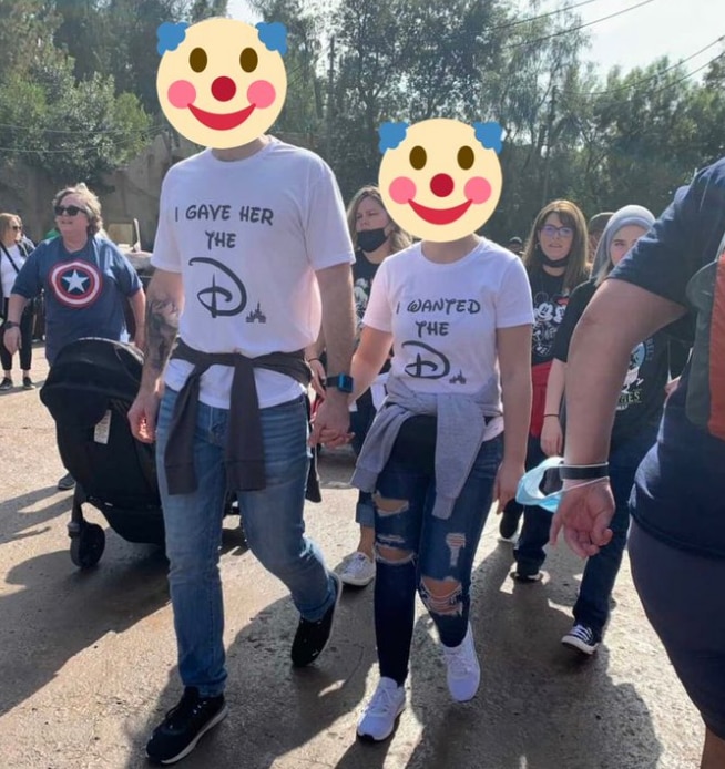 지난 23일(현지시각) 전직 디즈니 크리에이티브 디자니어 샘 카터가 트위터에 올린 사진. 이 커플은 성적 문구가 적힌 티셔츠를 입고 있다. /트위터