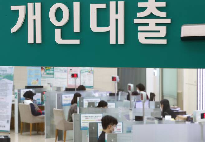 서울시내 한 은행에서 고객들이 업무를 보고 있다./연합뉴스
