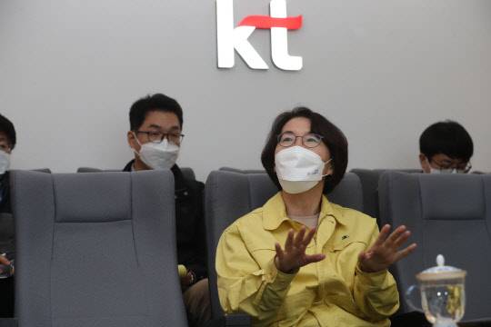 임혜숙 과학기술정보통신부 장관이 26일 오후 KT 네트워크관제센터를 방문해 이철규 KT 부사장으로부터 인터넷 장애 관련 원인 및 재발방지 대책 등의 설명을 듣고 있다. 과학기술정보통신부 제공