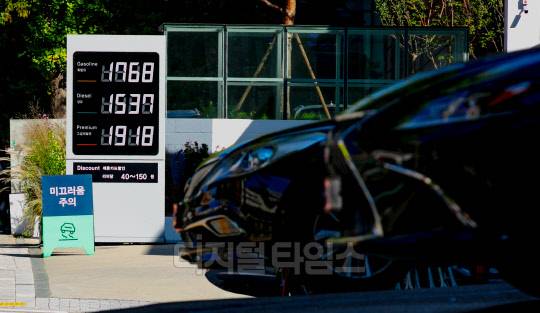 전국 휘발유 가격이 4주 연속 상승하며 약 7년 만에 평균 1700원대에 육박한 지난 17일 서울의 한 주유소에 유가 정보가 게시돼 있다. 박동욱기자 fufus@