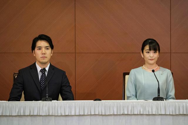 나루히토 일왕의 조카인 마코(오른쪽) 전 일본 공주와 남편 고무로 게이가 26일 일본 도쿄의 한 호텔에서 결혼 발표 기자회견을 하고 있다. 이들은 결혼식 없이 혼인 신고만으로 결혼을 마쳤으며 일반인과 결혼한 마코 전 공주는 왕족 지위를 상실했다. 도쿄=AP 뉴시스