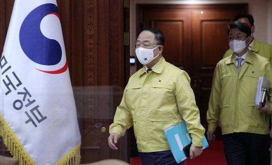 홍남기 부총리 겸 기획재정부 장관이 26일 서울 종로구 정부서울청사에서 열린 제47차 비상경제 중앙대책본부회의에 참석하고 있다. 뉴스1