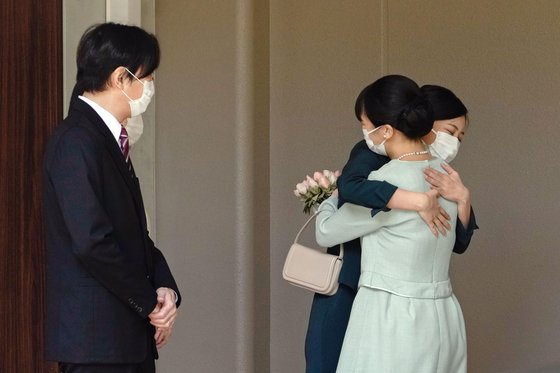 결혼으로 왕실을 떠나는 마코 공주가 26일 오전 도쿄의 관저에서 동생 가코 공주와 포옹하고 있다. [AP=연합뉴스]