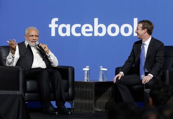 나렌드라 모디(왼쪽) 인도 총리와 마크 저커버그 페이스북 최고경영자가 2015년 9월 미국 캘리포니아주 멘로파크 페이스북 본사에서 열린 행사에서 대화를 나누고 있다. [AP=연합뉴스]