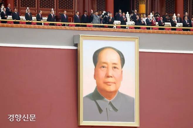 시진핑 중국 국가주석이 지난 7월1일 베이징 톈안먼 광장에서 열린 중국 공산당 창당 100주년 경축대회에서 마오쩌둥의 초상화 위로 인민복을 입고 등장해 환호하는 관중을 향해 손을 흔들고 있다. AFP연합뉴스