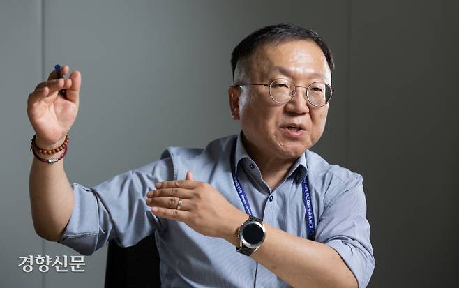 고정환 한국형발사체 개발사업본부장이 지난 25일 대전 한국항공우주연구원 자신의 사무실에서 경향신문과 인터뷰하고 있다. 고 본부장은 순수 독자 기술로 개발한 누리호 발사를 계기로 한국이 우주개발 사업을 체계적으로 추진하게 되기를 바랐다. 우철훈 선임기자