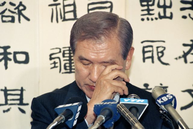 1995년 10월 27일 노태우 전 대통령이 서울 연희동 자택에서 대국민사과문을 발표하며 눈물을 훔치는 모습. 연합뉴스