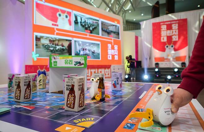 SK텔레콤은 전국 장애인 청소년들의 ICT 정보격차 해소를 위한 코딩 대회 ‘행복코딩챌린지’를 개최한다고 26일 밝혔다. 서울 KBS 신관에 마련된 행복코딩챌린지 경기장에 자원재활용을 주제로 한 코딩 과제와 코딩로봇이 준비되어 있다./사진제공=SK텔레콤