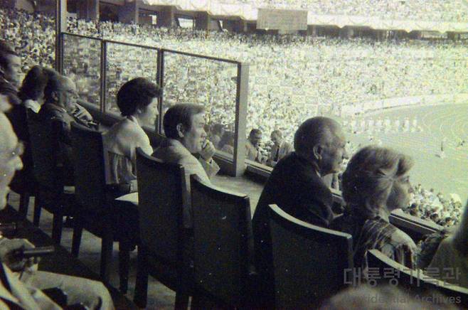 제13대 대통령을 지낸 노태우 전 대통령이 1988년 부인 김옥숙 여사와 함께 육상경기를 관전하고 있다. /대통령기록관 홈페이지 캡처
